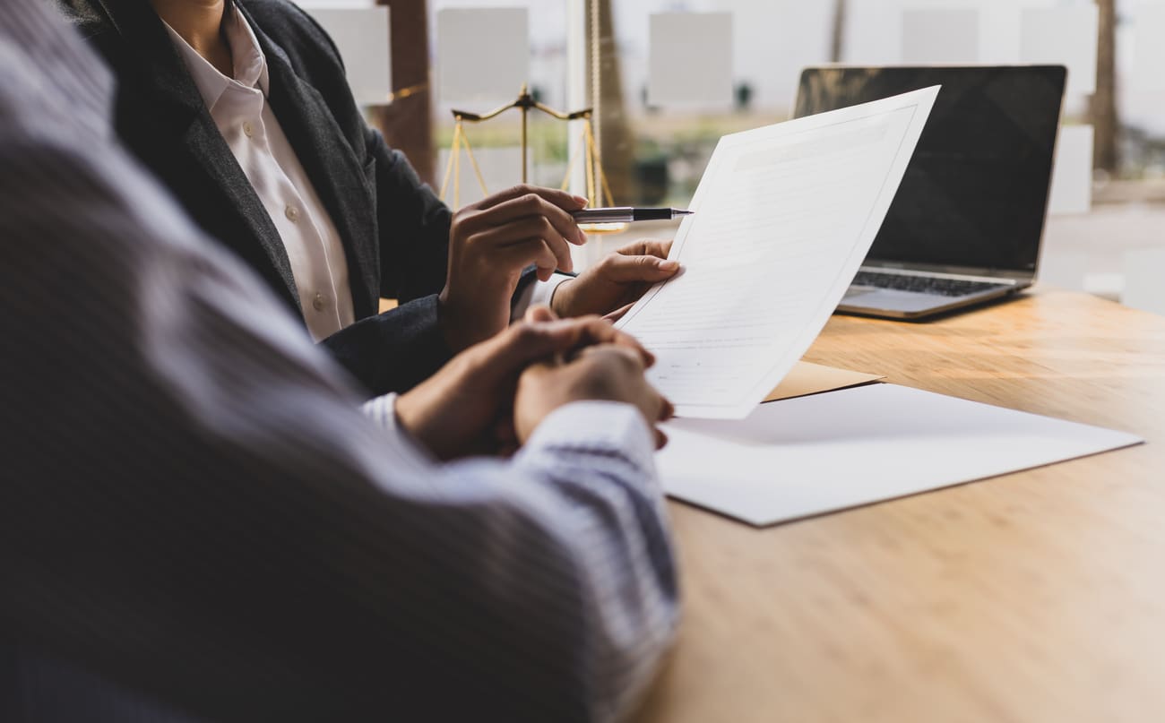 female-lawyer-is-explaining-the-terms-of-the-legal-contract-document-and-asking-the-client-to-sign-it-properly