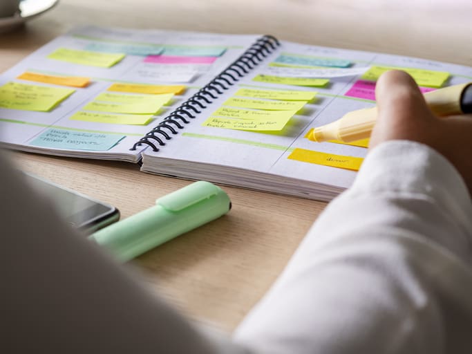agenda-organize-with-color-coding-sticky-for-time-management